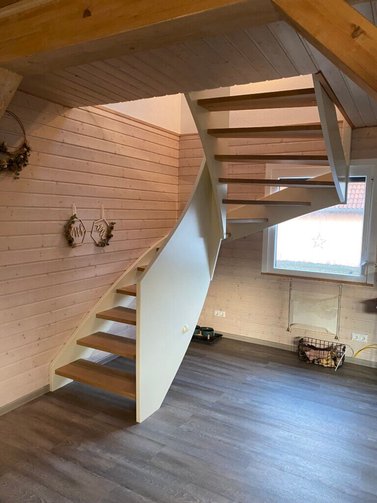 moderne Holztreppe der Schreinerei Bellut