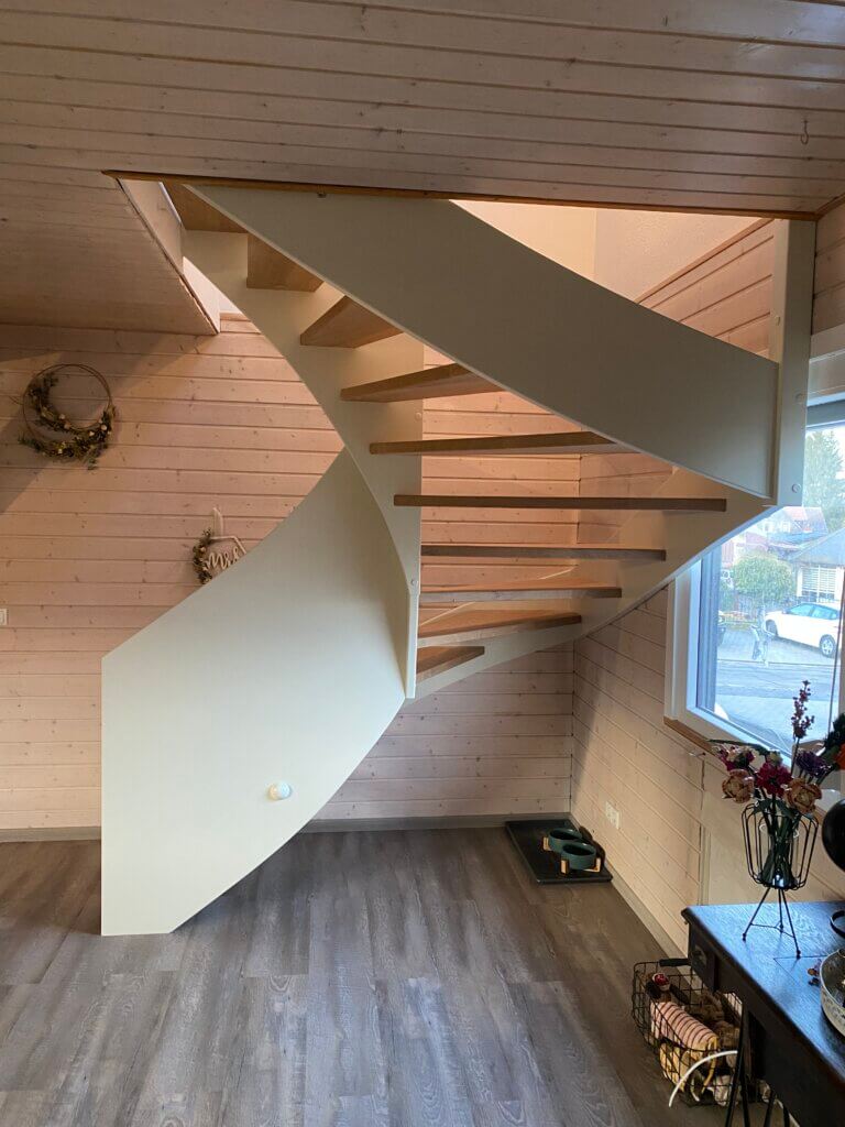 moderne Holztreppe der Schreinerei Bellut