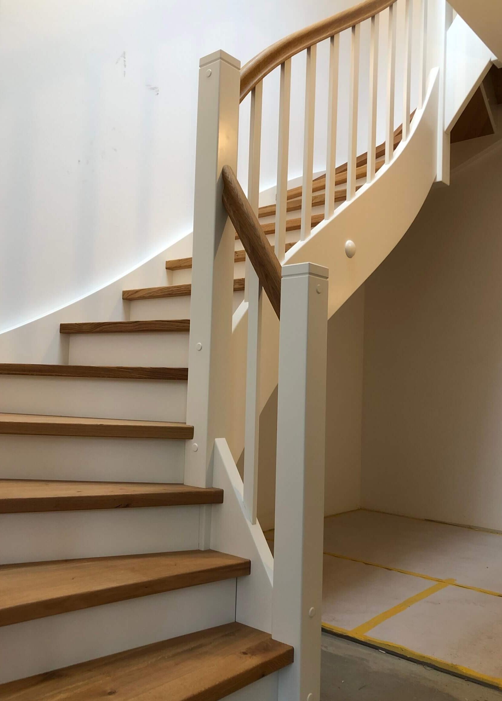 Massivholztreppe mit Omega Handlauf | Schreinerei Bellut GmbH