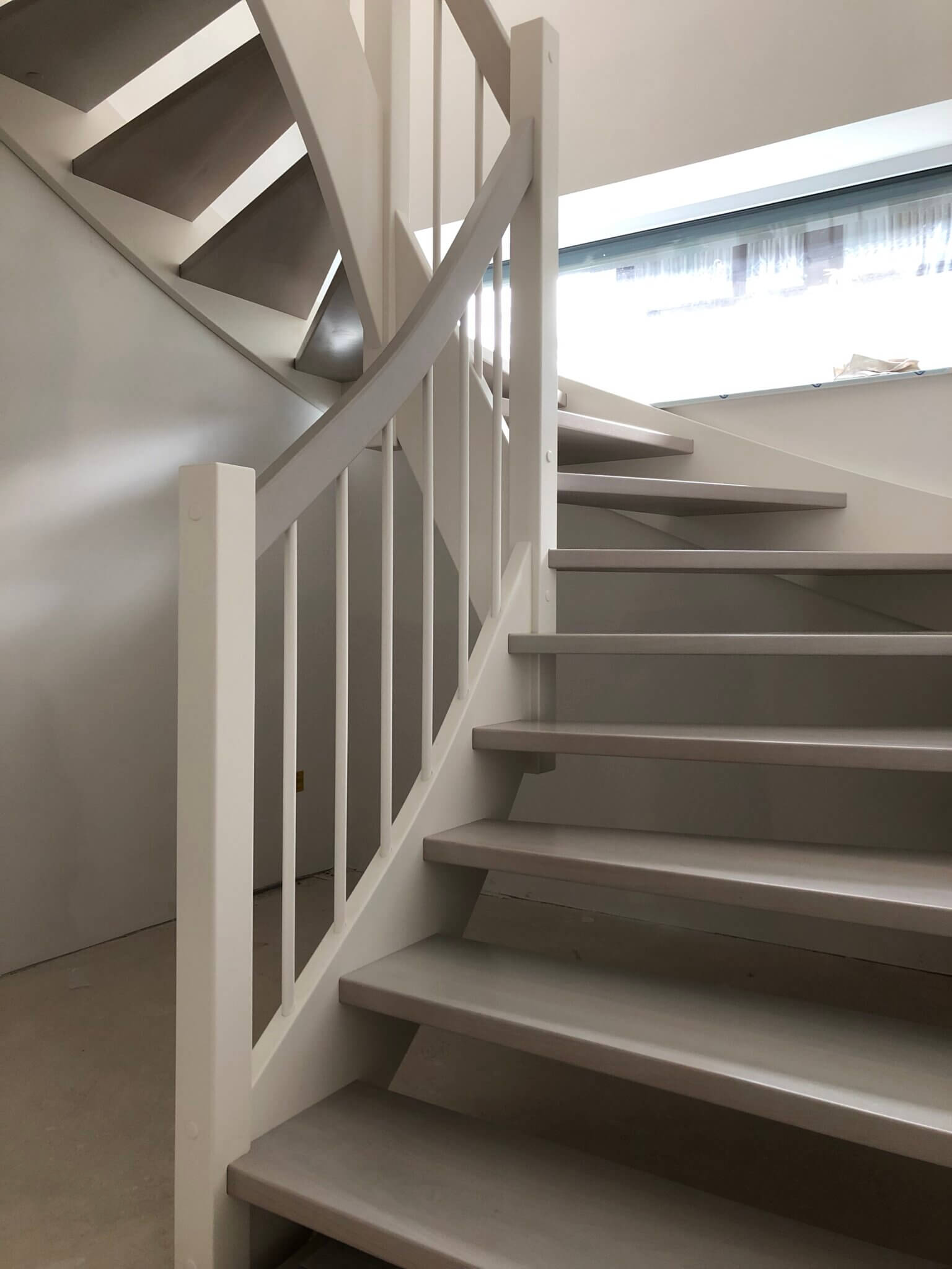 Weiße Treppe mit grauen Stufen | Schreinerei Bellut GmbH